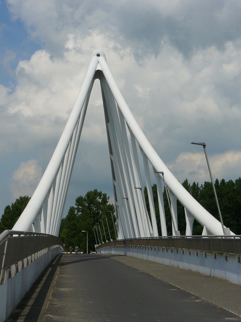 Balijbrug ber Autobahn A12, Zoetermeer 25-05-2014.

Balijbrug over de autosnelweg A12, Zoetermeer 25-05-2014.