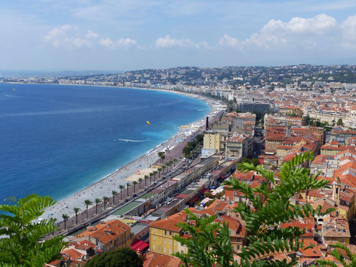 Blick ber die Kste und die Stadt von der Colline du Chteau, Nizza, Frankreich 31-08-2018.

Uitzicht over de kust en de stad Nice gezien vanaf de Colline du Chteau, Nice, Frankrijk 31-08-2018.