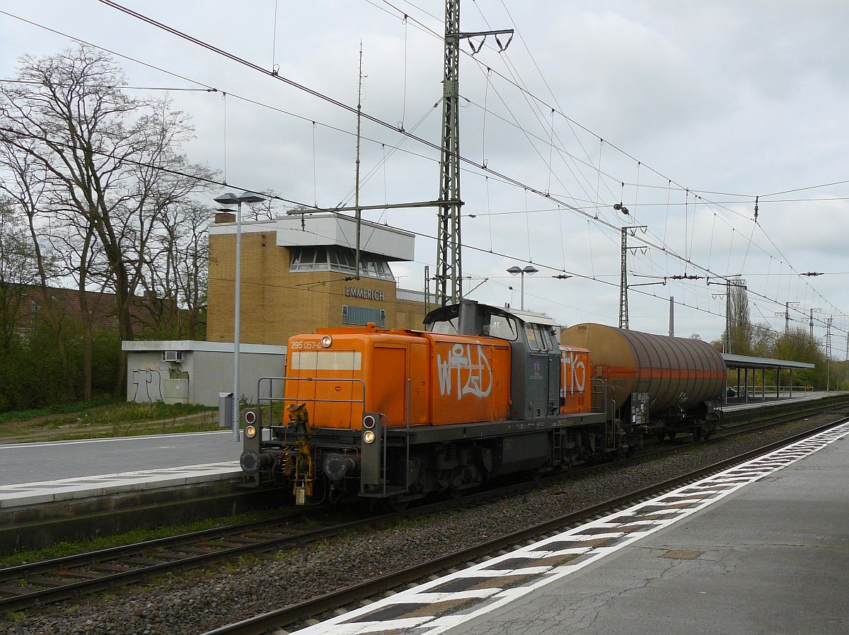 Bocholter Eisenbahngesellschaft (BEG) Dieselok 295 057-4 Emmerich am Rhein 18-04-2015.

Bocholter Eisenbahngesellschaft (BEG) diesellocomotief 295 057-4 met n ketelwagen. Emmerich, Duitsland 18-04-2015.