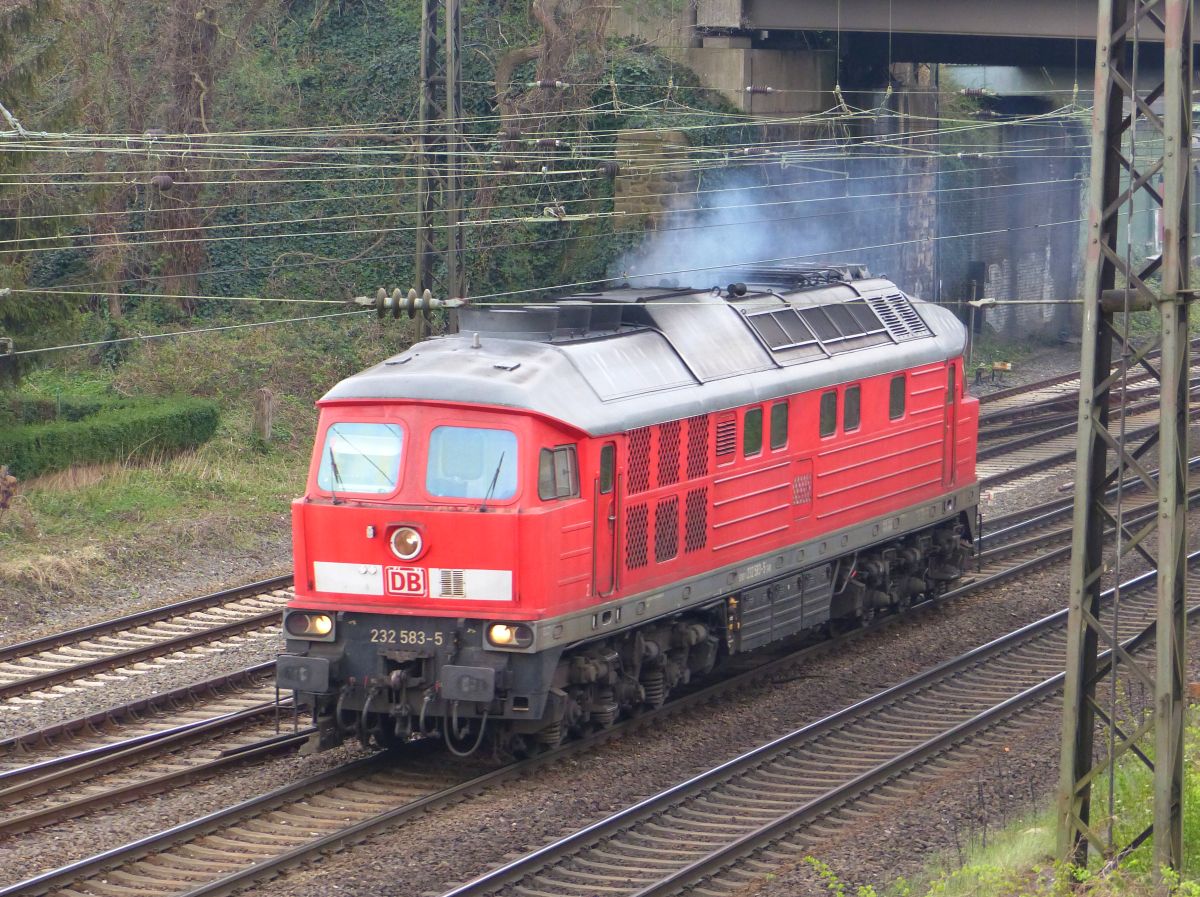 DB Cargo Diesellok 232 583-5 Hoffmannstrasse, Oberhausen 12-04-2018.

DB Cargo dieselloc 232 583-5 Hoffmannstrasse, Oberhausen 12-04-2018.