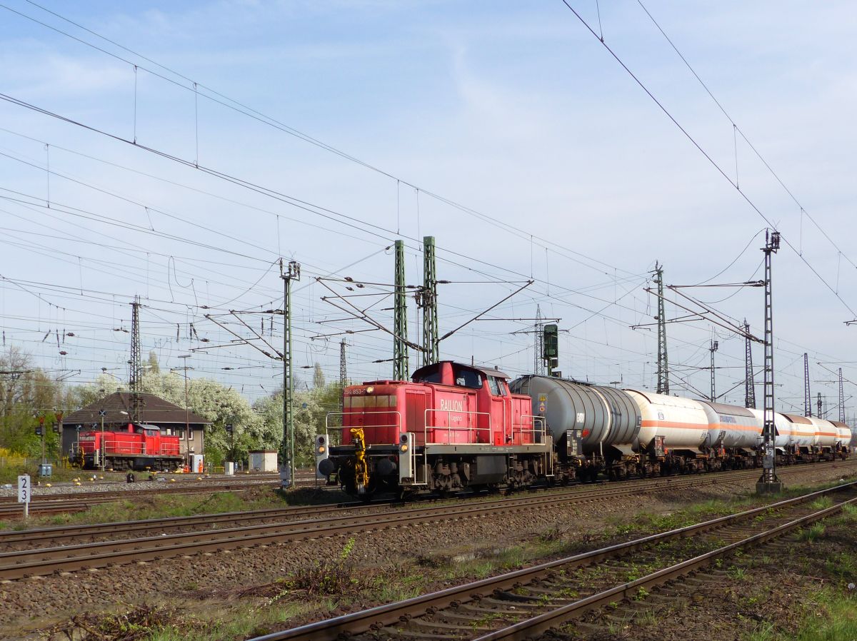 DB Cargo Diesellok 294 853-7 Gterbahnhof Oberhausen West 31-03-2017.

DB Cargo dieselloc 294 853-7 goederenstation Oberhausen West 31-03-2017.