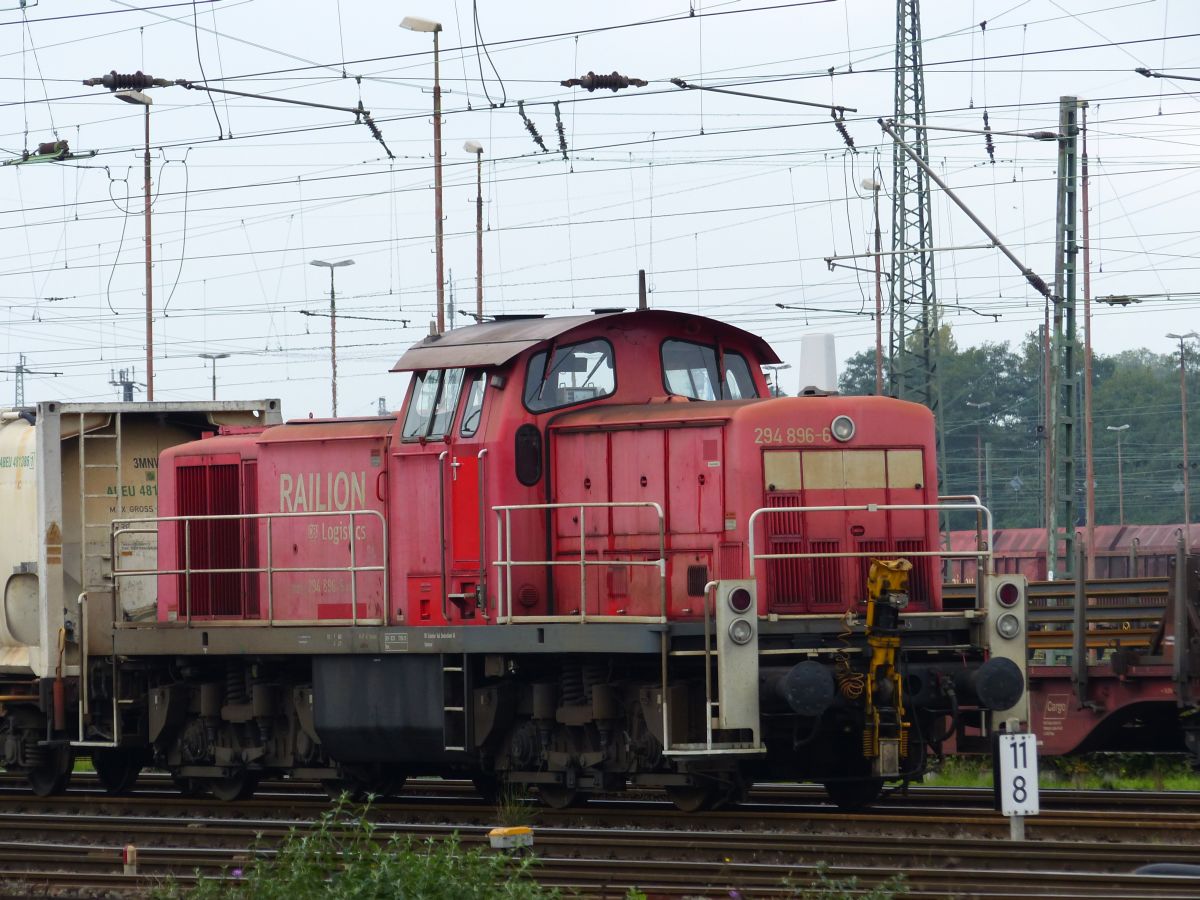DB Cargo Diesellok 294 896-6 Gterbahnhof Oberhausen West 13-10-2017.

DB Cargo dieselloc 294 896-6 goederenstation Oberhausen West 13-10-2017.