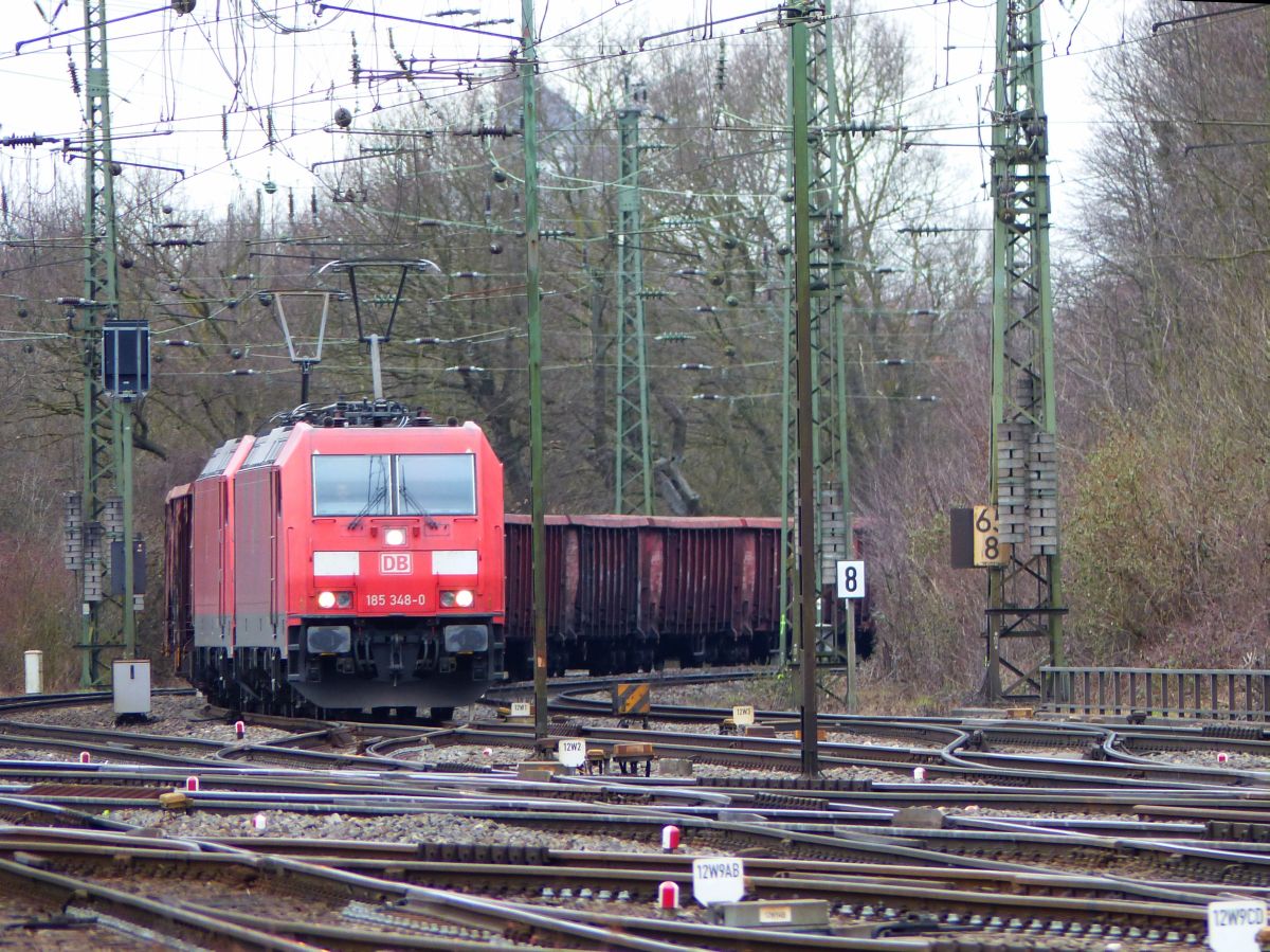 DB Cargo loc 185 348-0 mit Schwesterlok Rangierbahnhof Kln Gremberg. Porzer Ringstrae, Kln 08-03-2018.

DB Cargo loc 185 348-0 met zusterlocomotief rangeerstation Keulen Gremberg. Porzer Ringstrae, Keulen 08-03-2018.