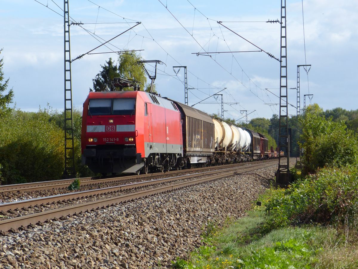 DB Cargo Lok 152 141-8 bei Bahnbergang Devesstrae, Salzbergen 28-09-2018.

DB Cargo loc 152 141-8 bij de overweg Devesstrae, Salzbergen 28-09-2018.