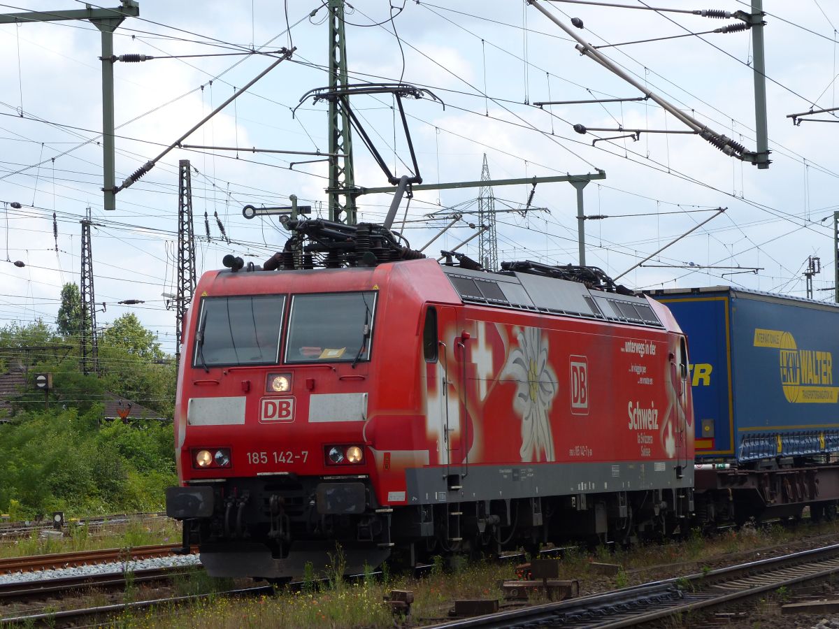 DB Cargo Lok 185 142-7 mit Aufschrift  unterwegs in der Schweiz  Gterbahnhof Oberhausen West, Duitsland 13-07-2017.


DB Cargo loc 185 142-7  unterwegs in der Schweiz  goederenstation Oberhausen West, Duitsland 13-07-2017.