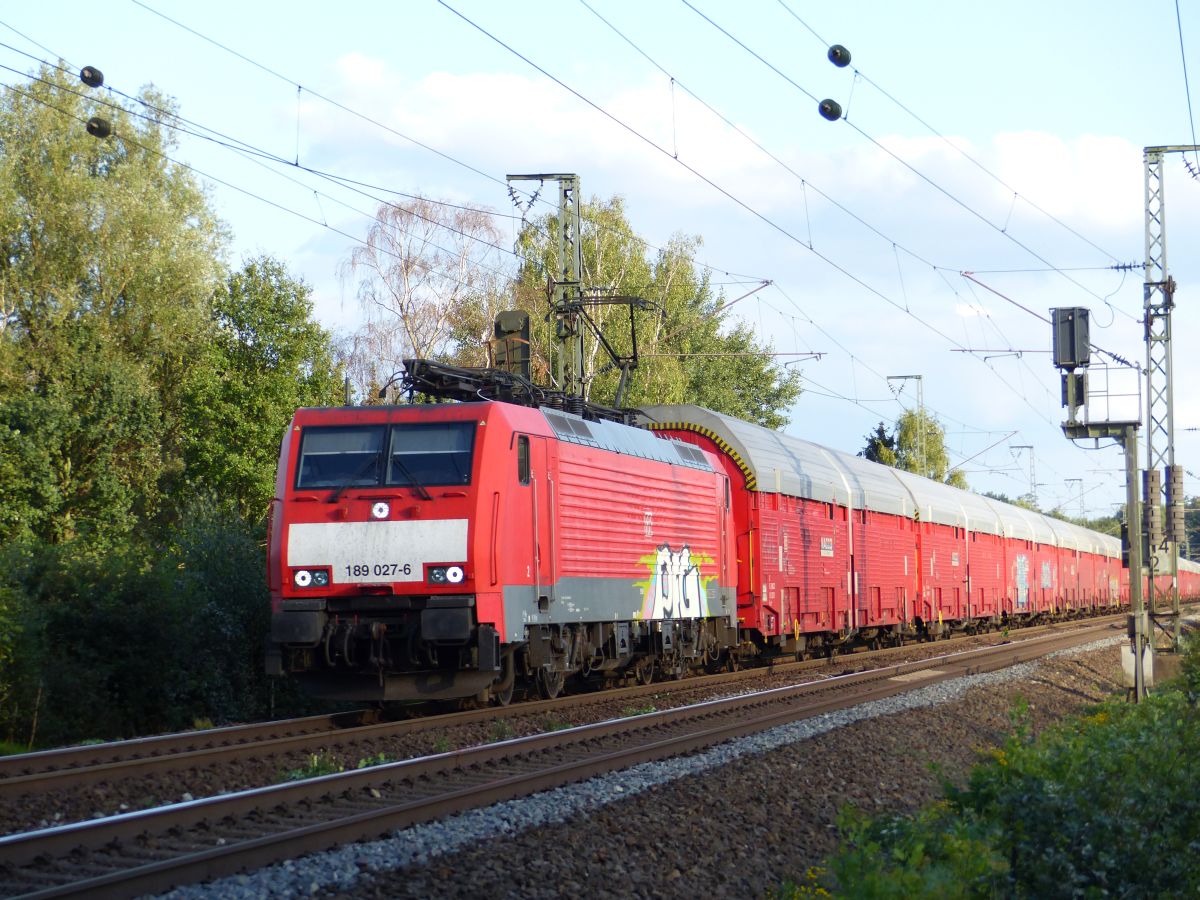 DB Cargo Lok 189 027-6 mit  Mercedes-Benz  bei Bahnbergang Devesstrae, Salzbergen 13-09-2018.

DB Cargo loc 189 027-6 met Mercedes-Benz trein (de Rode Muur) bij overweg Devesstrae, Salzbergen 13-09-2018.