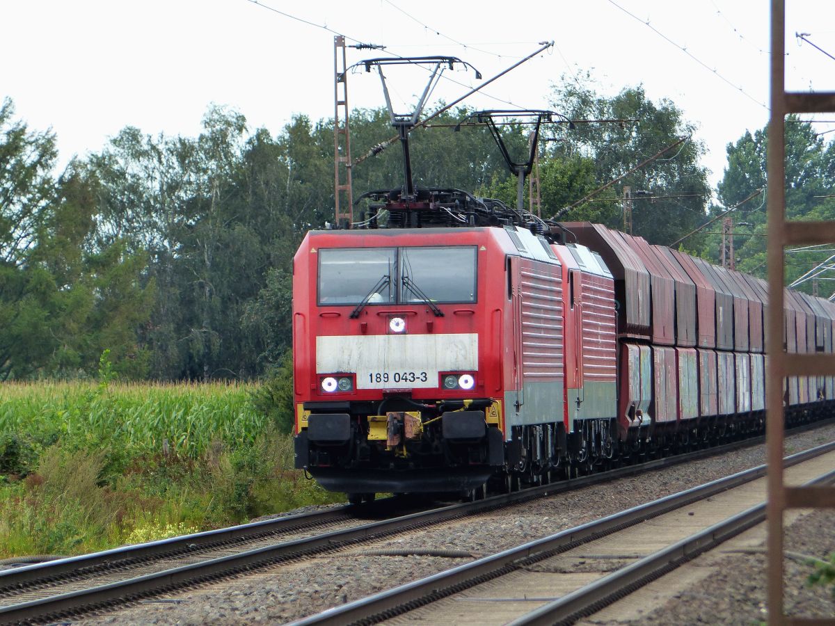 DB Cargo Lokomotive 189 043-3 mit zusterlok Alte Heerstrae, Rees bei Emmerich am Rhein 21-08-2020.


DB Cargo locomotief 189 043-3 met zusterloc Alte Heerstrae, Rees bij Emmerich am Rhein 21-08-2020.