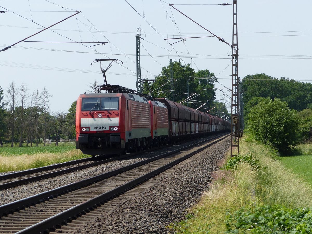 DB Cargo Lokomotive 189 053-2 mit Schwesterlok Wasserstrasse, Hamminkeln 18-06-2021.

DB Cargo locomotief 189 053-2 met zusterloc Wasserstrasse, Hamminkeln 18-06-2021.