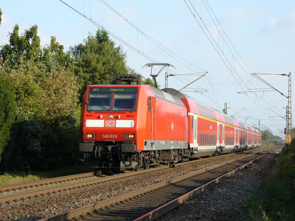 DB lLok 146 029 Millingen (bei Rees) 12-09-2014.

DB locomotief 146 029 nadert station Millingen (bei Rees) 12-09-2014.