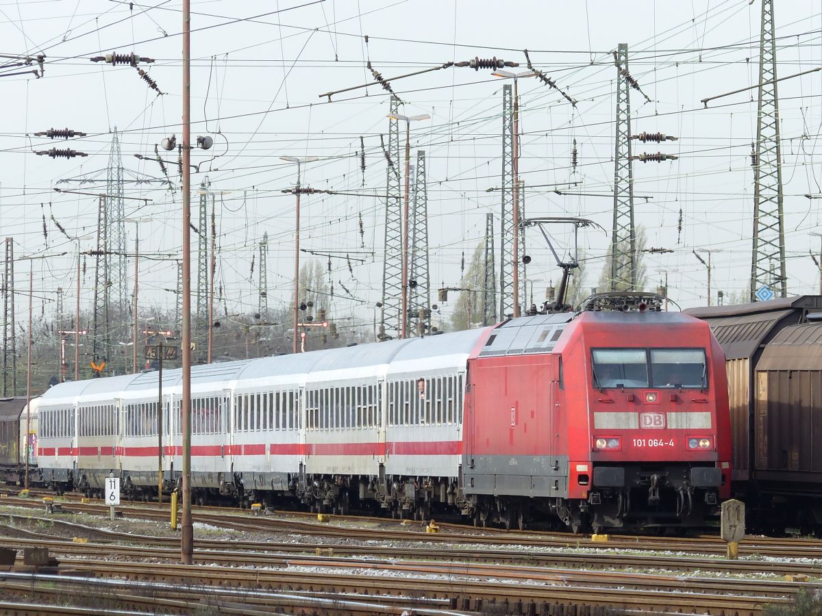 DB Lok 101 064-4 mit umgeleitete Intercity. Gterbahnhof Oberhausen West 31-03-2017.

DB loc 101 064-4 met i.v.m. werkzaamheden omgeleide intercity. Goederenstation Oberhausen West 31-03-2017.