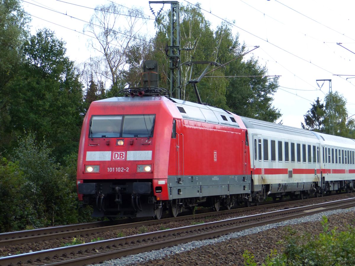 DB Lok 101 102-2 bei Bahnbergang Devesstrae, Salzbergen 13-09-2018.

DB loc 101 102-2 bij overweg Devesstrae, Salzbergen 13-09-2018.
