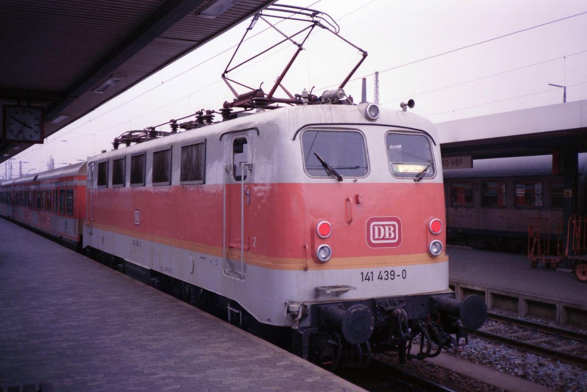 DB S-Bahn Lok 141 439-0 Nrnberg Hbf Februari 1989. Bild und Scan : Hans van der Sluis.

DB S-Bahn loc 141 439-0 Neurenberg Hbf februari 1989. Foto en scan : Hans van der Sluis.