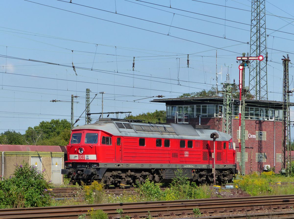 DB Schenker Diesellok 232 254-3 Oberhausen West 11-09-2015.

DB Schenker dieselloc 232 254-3 Oberhausen West 11-09-2015.