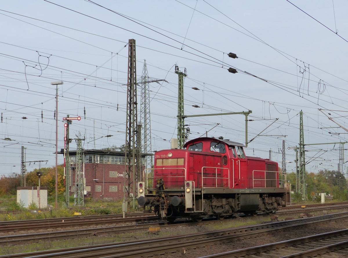 DB Schenker Diesellok 294 700-0 Gterbahnhof Oberhausen West 30-10-2015.

DB Schenker Dieselloc 294 700-0 goederenstation Oberhausen West 30-10-2015.
