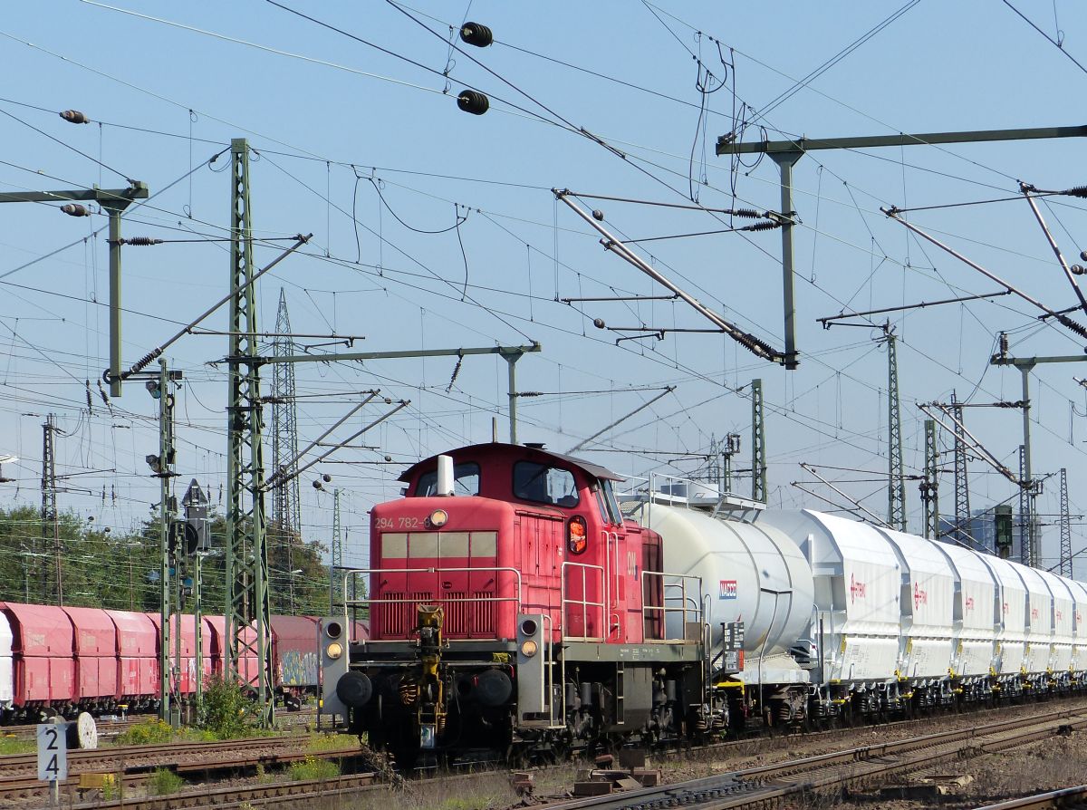 DB Schenker Diesellok 294 782-8 Oberhausen West 11-09-2015.

DB Schenker dieselloc 294 782-8 Oberhausen West 11-09-2015.