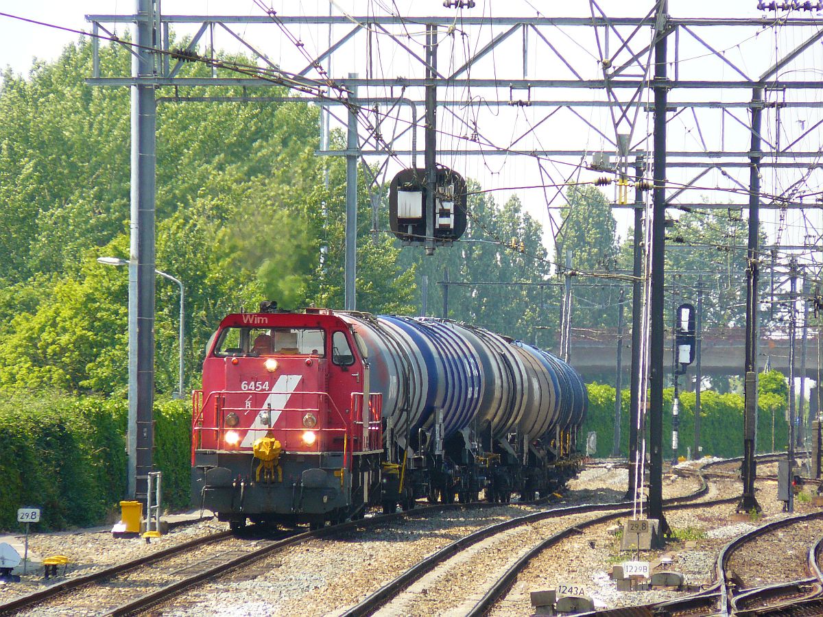 DB Schenker Diesellok 6454 mit Gterzug in Dordrecht 12-06-2015.

DB Schenker diesellocomotief 6454 duwt een ketelwagentrein naar Dordrecht Zeehaven vanaf spoor 7 Dordrecht 12-06-2015.
