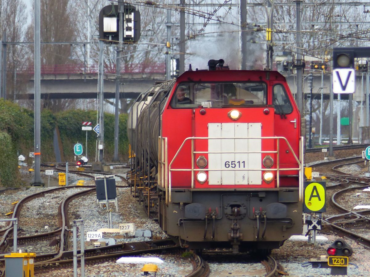 DB Schenker Diesellok 6511 mit Gterzug in Dordrecht 07-04-2016.

DB Schenker dieselloc 6511 met een goederentrein. Dordrecht 07-04-2016.