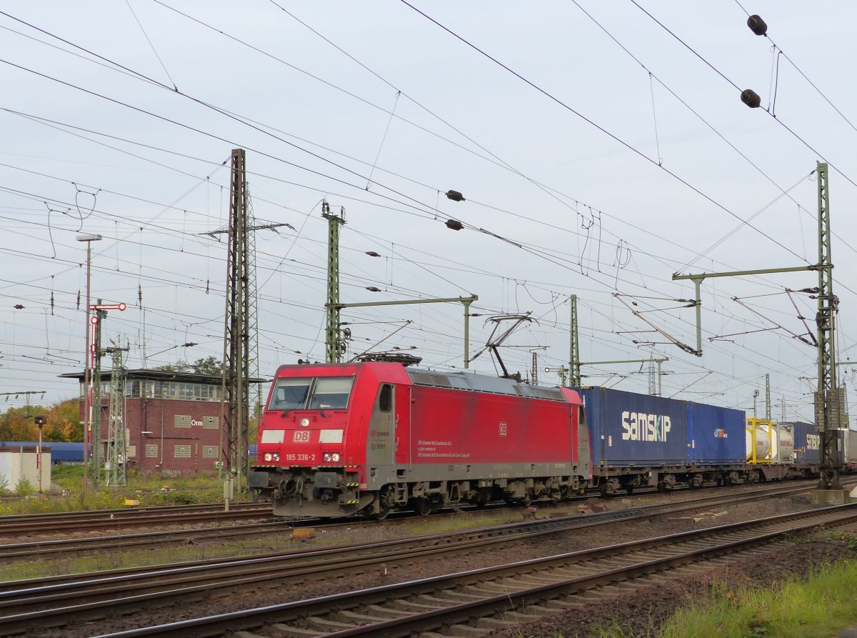 DB Schenker Green Cargo Lok 185 336-2 mit Gterzug. Oberhausen West 30-10-2015.

DB Schenker Green Cargo loc 185 336-2 met goederentrein. Oberhausen West 30-10-2015.