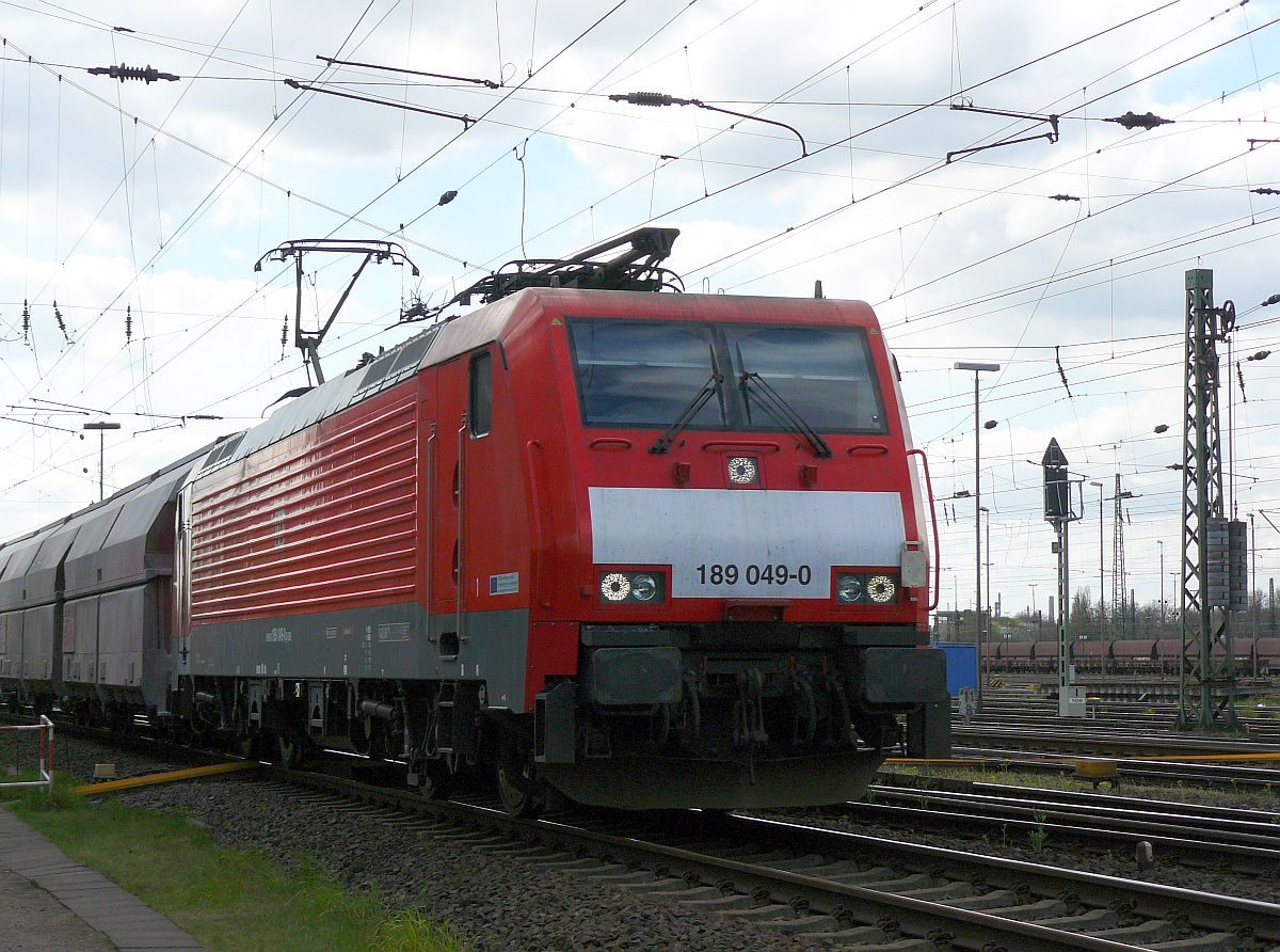 DB Schenker Lok 189 049-0 Oberhausen West 18-04-2015.

DB Schenker locomotief 189 049-0 met een goederentrein Oberhausen West, Duitsland 18-04-2015.