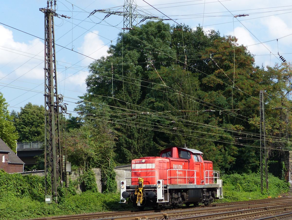 DB Schenker Lok 294 630-9, Oberhausen 11-09-2015.

DB Schenker loc 294 630-9, Oberhausen 11-09-2015.