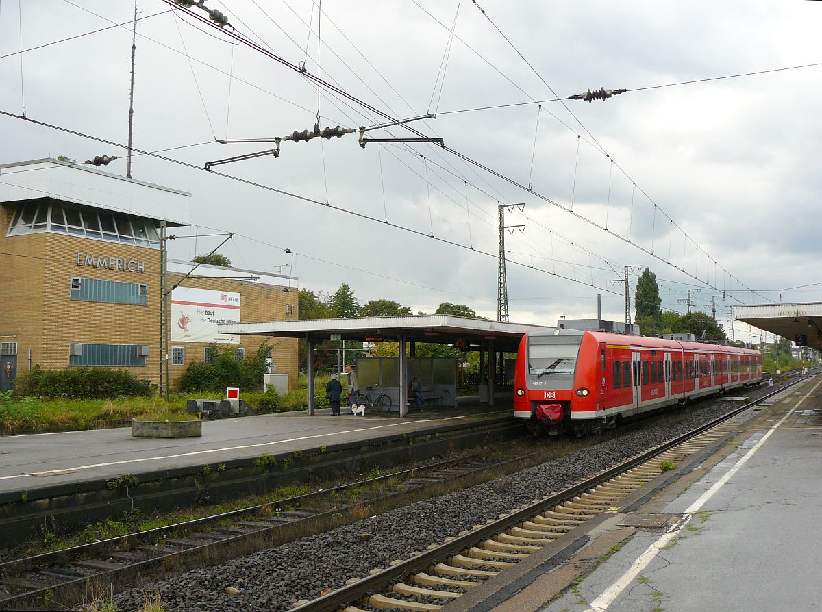 DB TW 425 071-8 auf Gleis 2 in Emmerich 11-09-2013.

DB treinstel 425 071-8 op spoor 2 in Emmerich 11-09-2013.
