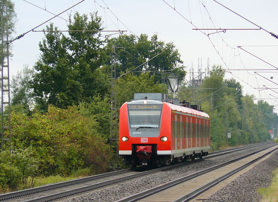 DB TW 425 570-0 bei Haldern (bei Rees) am 11-09-2013.


DB treinstel 425 570-0 bij Haldern 11-09-2013.