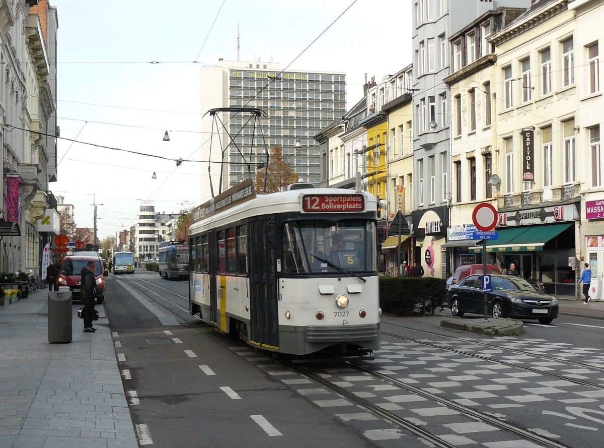 De Lijn TW 7027 BN PCC Baujahr 1961. Gemeentestraat, Antwerpen 31-10-2014.

De Lijn tram 7027 BN PCC bouwjaar 1961. Gemeentestraat, Antwerpen 31-10-2014.