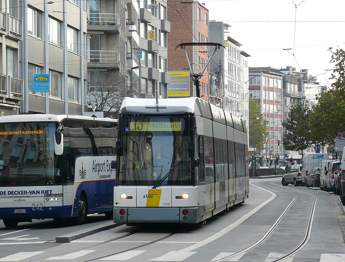 De Lijn TW 7240 SachsenTram MGT6-1 Baujahr 2004. Carnotstraat, Antwerpen 31-10-2014.

De Lijn tram 7240 SachsenTram MGT6-1 bouwjaar 2004. Carnotstraat, Antwerpen 31-10-2014.