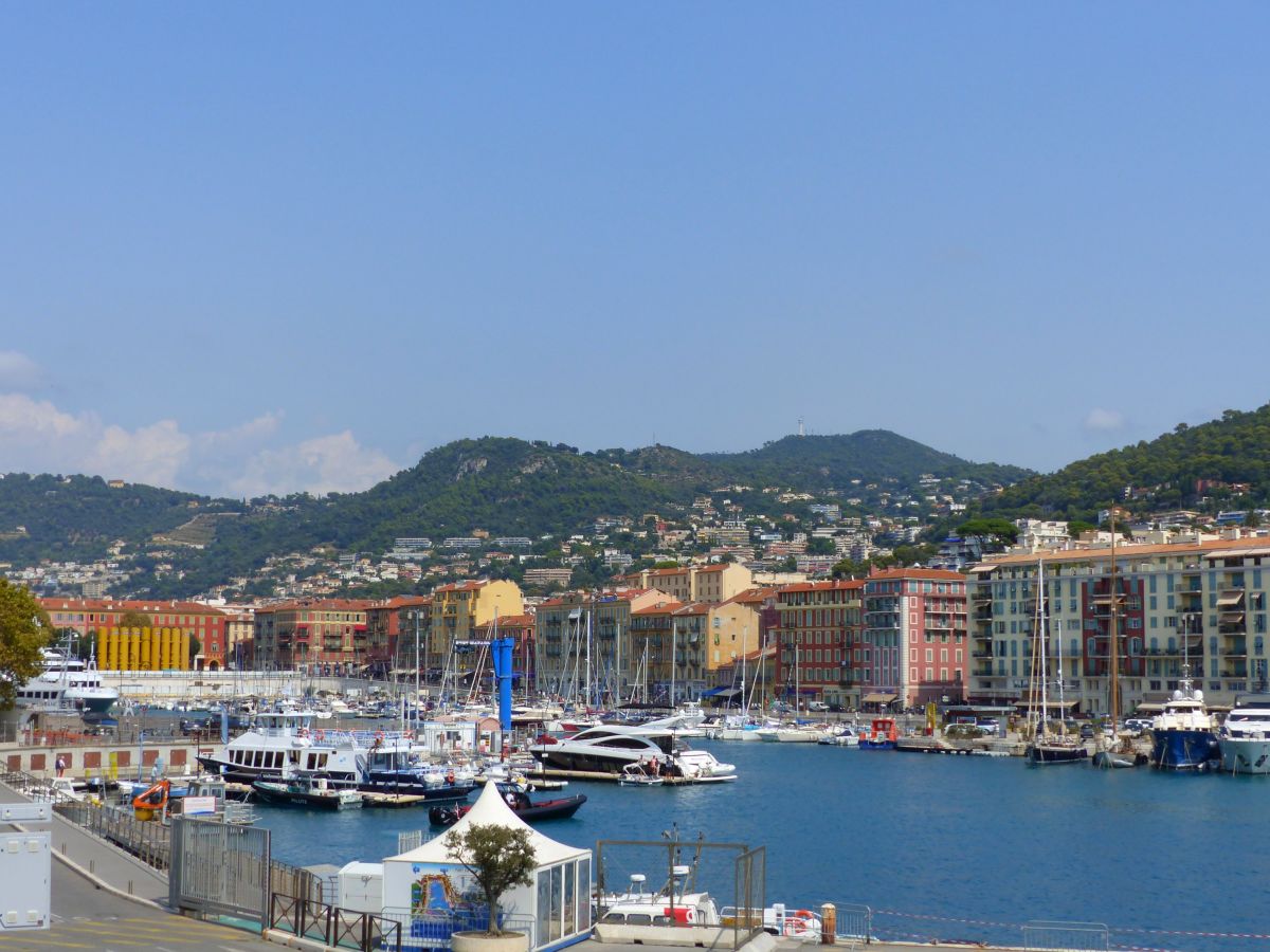 Der Hafen von Nizza gesehen vom Quai Lunel, Nizza 30-08-2018. 

De haven van Nice gezien vanaf de Quai Lunel, Nice 30-08-2018.