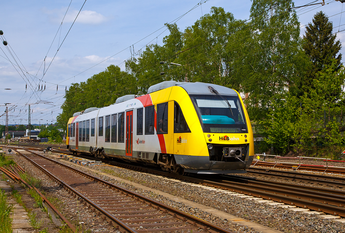 
Der VT 255 (95 80 0648 155-9 D-HEB / 95 80 0648 655-8 D-HEB) ein Alstom Coradia LINT 41 der HLB (Hessische Landesbahn GmbH), fährt am 12.05.2018, als RB 93  Rothaarbahn  (Bad Berleburg - Kreuztal -Siegen - Betzdorf), von Kreuztal weiter in Richtung Siegen.