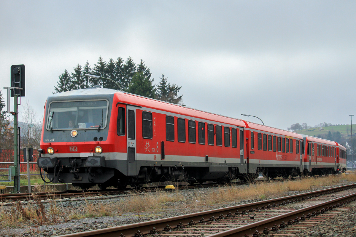 Die beiden Triebzüge 628 225 und 628 255  Stadt Bad Laasphe  starten als RB 94 nach Marburg ihre Fahrt in Erndtebrück.
Eine solche Formation, gerade Sonntags, auf der oberen Lahntalbahn zu sehen, ist ein wirklicher Glücksfall.
Das Bild entstand am 25.11.2018 um 12:00 Uhr.