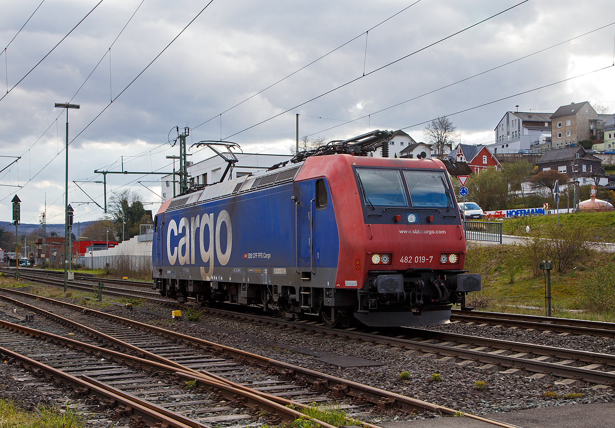 Die SBB Cargo Re 482 019-7 (91 85 4482 019-7 CH-SBBC) fährt zieht am 10.04.2022, als Lz (Lokzug) bzw. auf Tfzf (Triebfahrzeugfahrt), durch Niederschelden in Richtung Siegen.

Die TRAXX F140 AC1 wurde 2003 von Bombardier in Kassel unter der Fabriknummer 33572 gebaut.