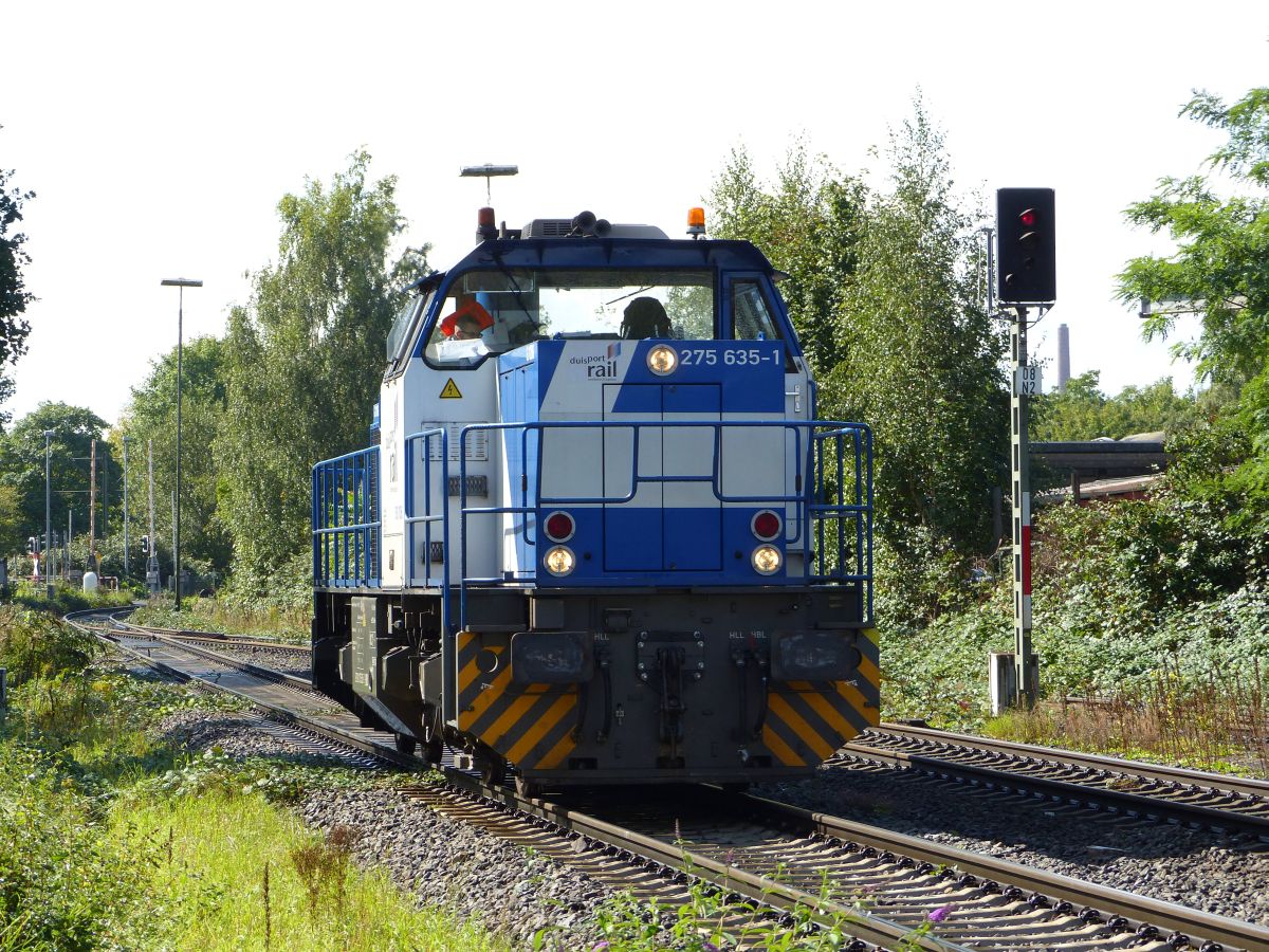 Duisport Rail Diesellok 275 635-1 bei Bahnbergang Atroper Strae, Duisburg 14-09-2017.

Duisport Rail dieselloc 275 635-1 bij de overweg Atroper Strae, Duisburg 14-09-2017.