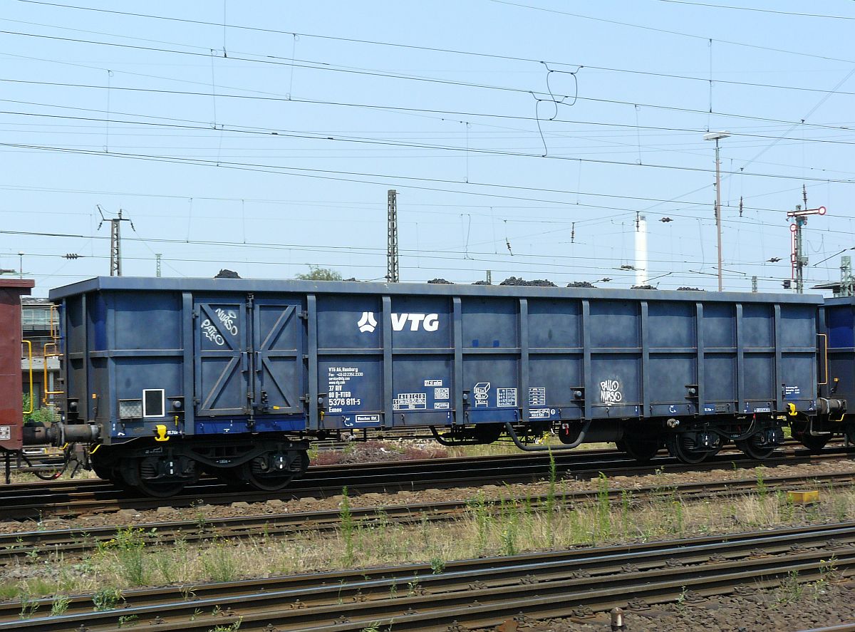Eanos mit Nummer 37 RIV 80 D-VTGD 5376 811-5 der Firma VTG. Oberhausen West 03-07-2015.

Eanos met nummer 37 RIV 80 D-VTGD 5376 811-5 van de firma VTG. Oberhausen West 03-07-2015.