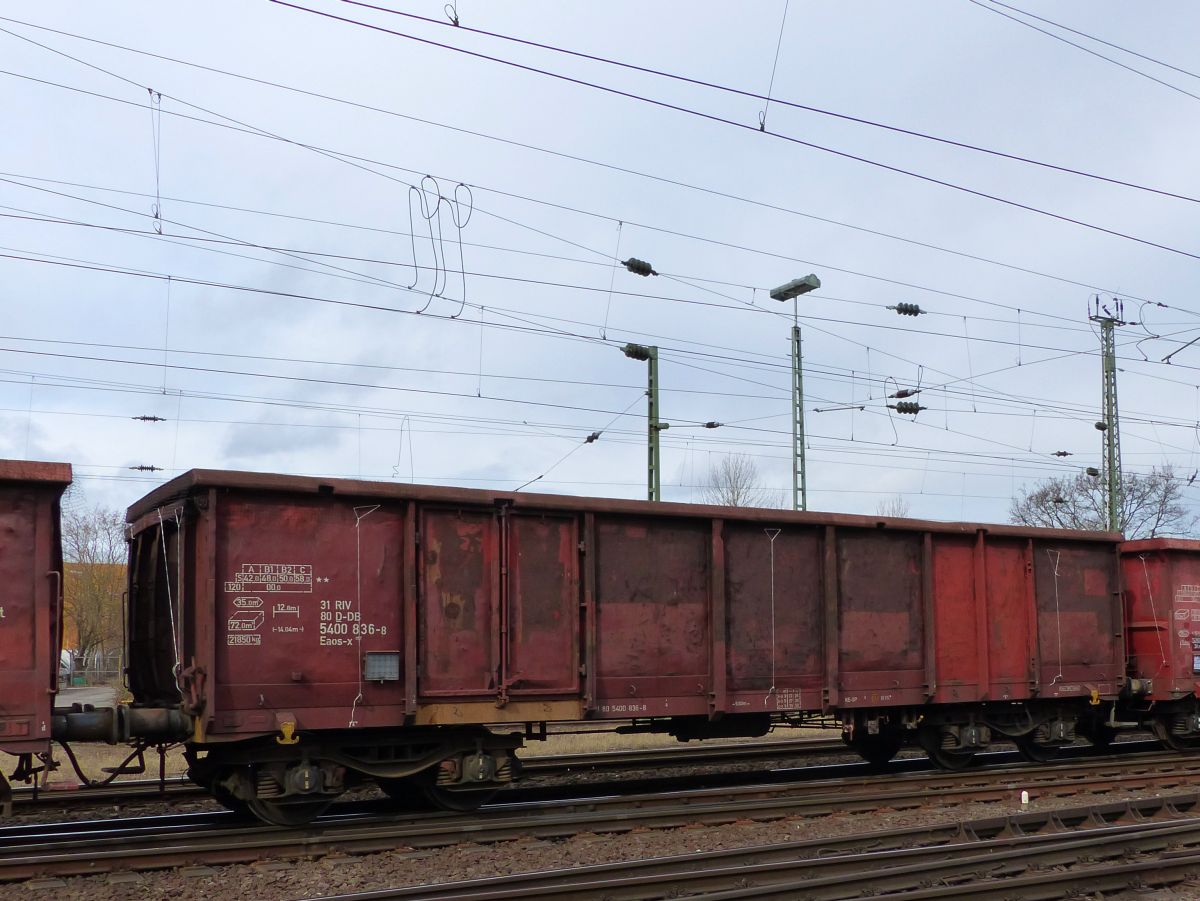 Eaos-x offener Drehgestell-Wagen mit Nummer 31 RIV 80 D-DB 5400 836-8 Rangierbahnhof Kln-Kalk Nord 08-03-2018.

Eaos-x hoge bakwagen met nummer 31 RIV 80 D-DB 5400 836-8 Rangeerstation Keulen-Kalk Nord 08-03-2018.
