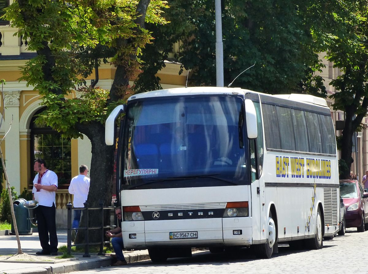 East West Eurolines Setra S315 HD Reisebus Prospekt Svobody, Lviv, Ukraine 27-05-2018.

East West Eurolines Setra S315 HD reisbus Prospekt Svobody, Lviv, Oekrane 27-05-2018.