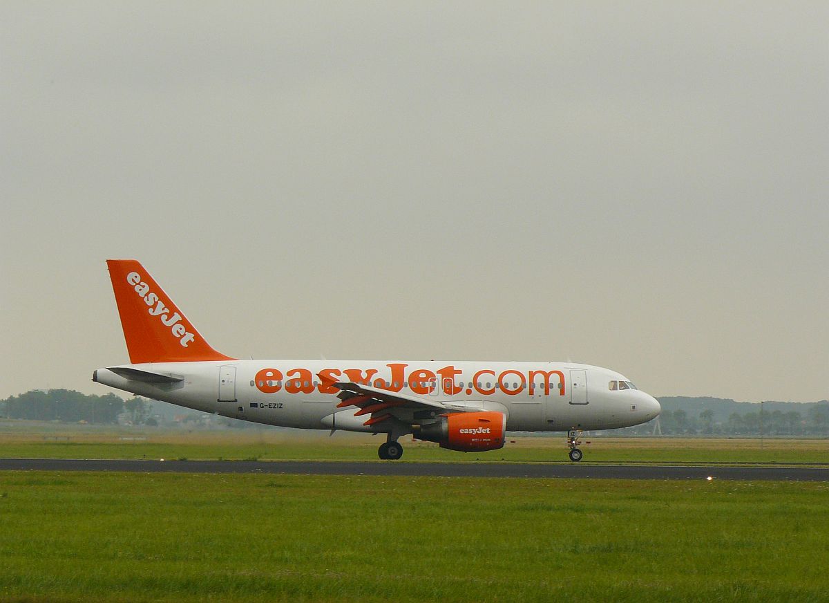 EasyJet Airbus A319-111 G-EZIZ Flughafen Schiphol, Amsterdam, Niederlande 13-07-2014.


EasyJet Airbus A319-111 geregistreerd als G-EZIZ op de Polderbaan luchthaven Schiphol. Eerste vlucht van dit vliegtuig 12-12-2005. Luchthaven Schiphol 13-07-2014.