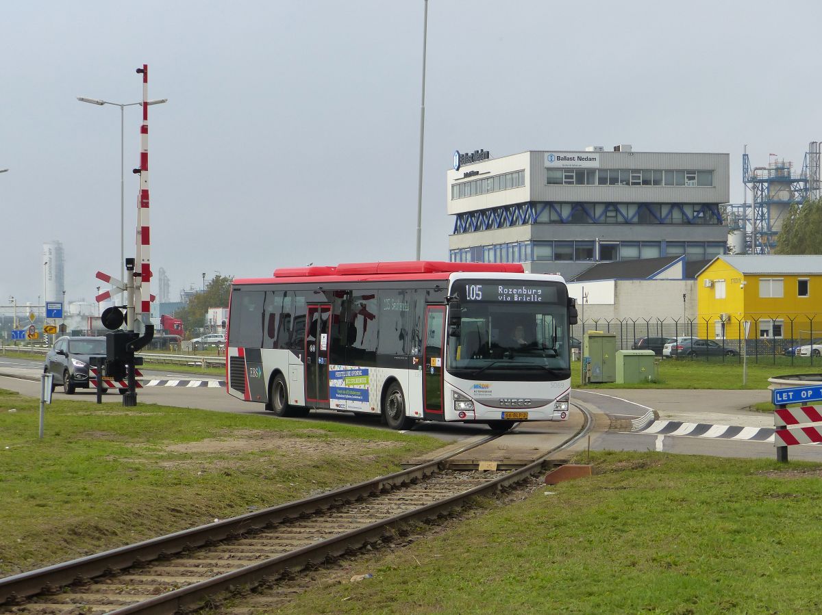 EBS bus 5069 Iveco Crossway LE Biogas Baujahr 2018. Bahnbergang Botlekweg, Rotterdam 23-10-2020.

EBS bus 5069 Iveco Crossway LE Biogas bouwjaar 2018. Overweg Botlekweg, Rotterdam 23-10-2020.