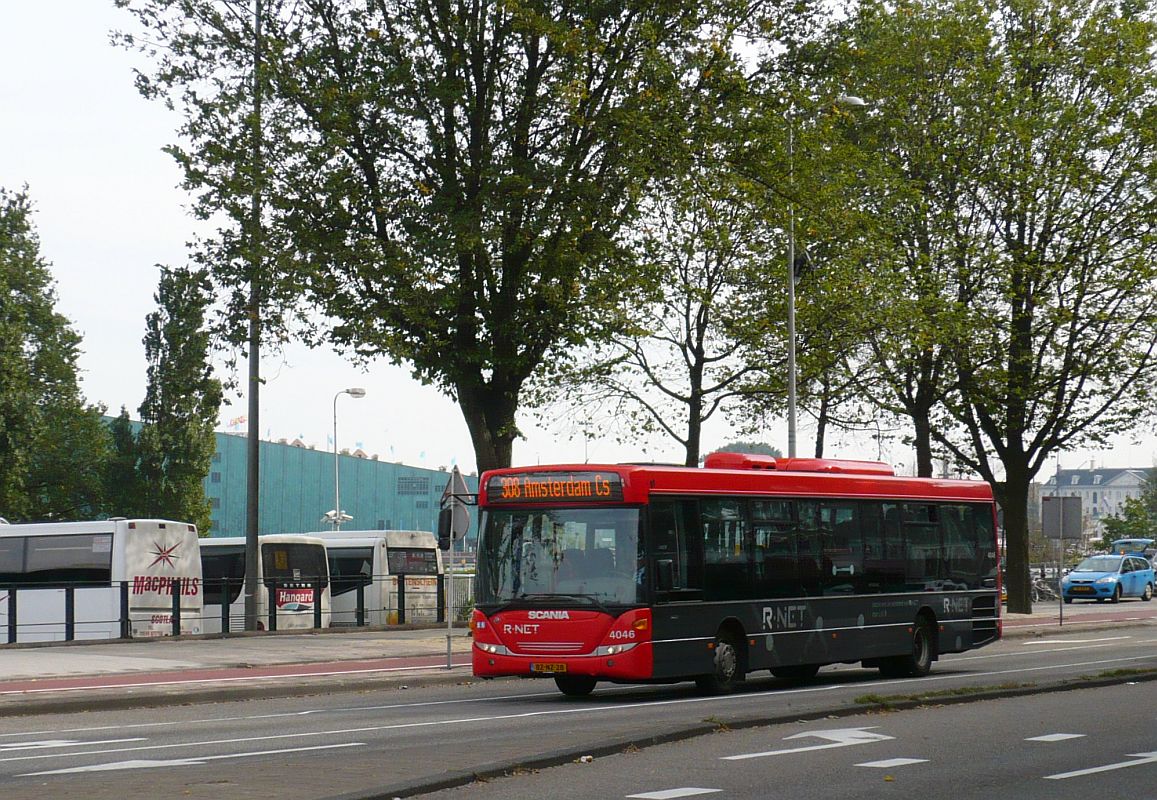 EBS R-Net Bus 4046 Scania Omnilink Baujahr 02-12-2011.  Prins Hendrikkade, Amsterdam 02-10-2013.

EBS R-Net bus 4046 Scania Omnilink in dienst sinds 02-12-2011.  Prins Hendrikkade, Amsterdam 02-10-2013.