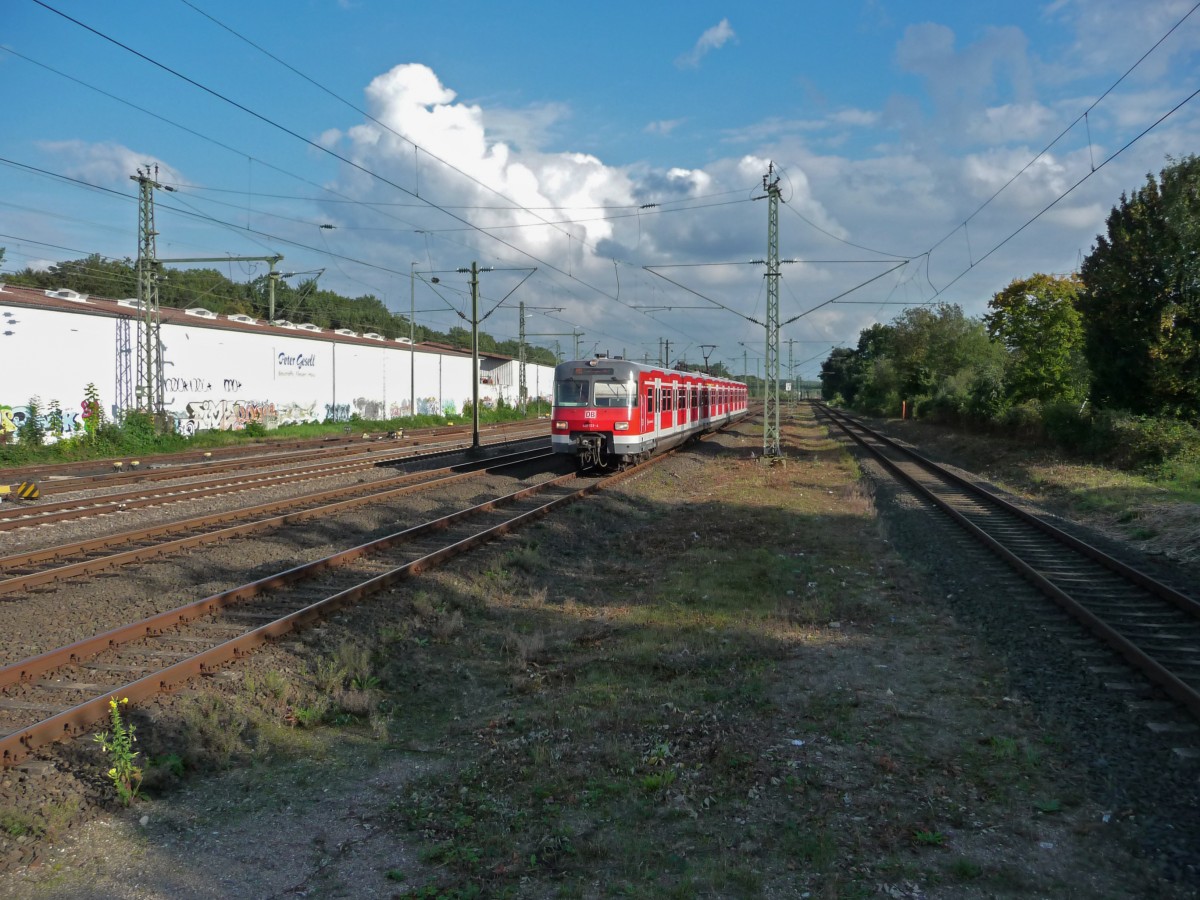 Ein Klassiker im S-Bahn-Verkehr: 420 433, derzeit bei der S-Bahn Rhein-Ruhr im Einsatz durchfährt nach getaner Arbeit als S1-Verstärker ohne Halt Düsseldorf-Eller.