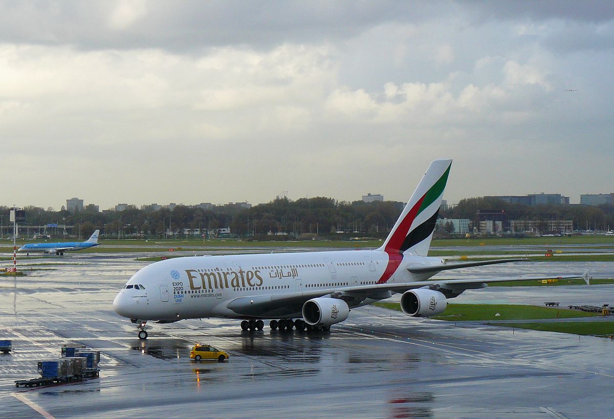 Emirates Airbus A380-861 Schiphol, Amsterdam 03-11-2013.