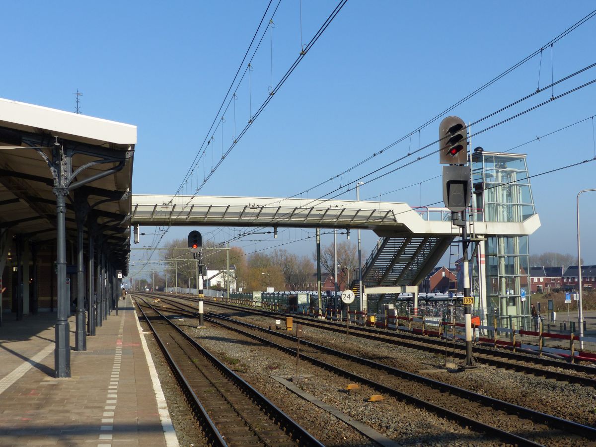 Fugngerbrcke Gleis 1 bis 3 Bahnhof Geldermalsen 07-02-2020.

Loopbrug spoor 1 t/m 3 station Geldermalsen 07-02-2020.