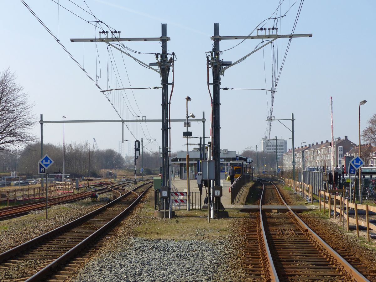 Gleis 1 und 2 Vlaardingen Centrum 16-03-2017.

Spoor 1 en 2 eilandperron oostzijde station Vlaardingen Centrum 16-03-2017.
