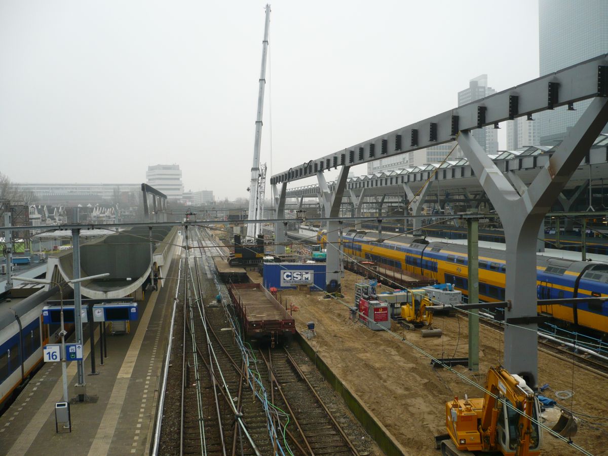 Gleis 14 und 15 Neubau Bahnsteig Gleis 13 und 14. Rotterdam Centraal Station 29-02-2012.

Spoor 14 en 15 met perron in aanbouw spoor 13 en 14. Rotterdam Centraal Station 29-02-2012.