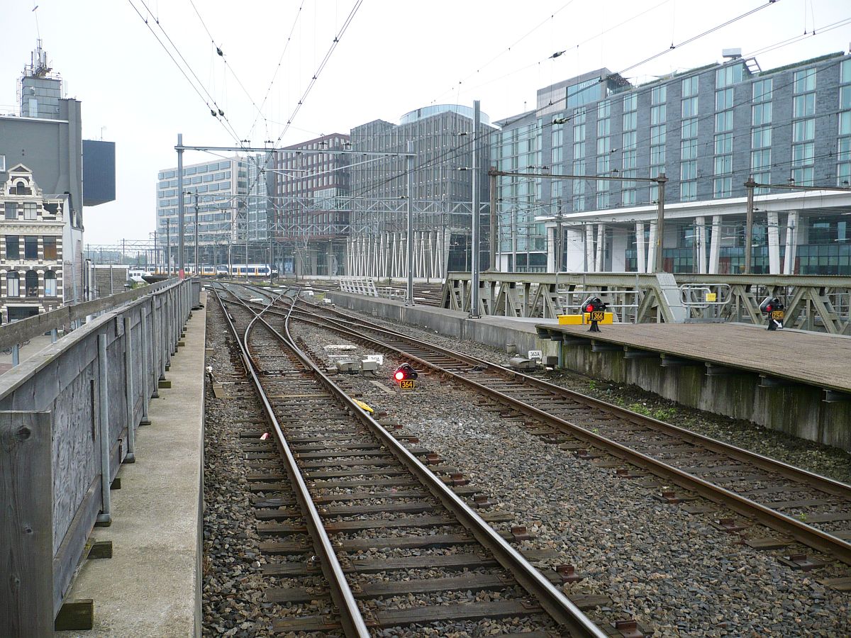 Gleis 14b und 15b Amsterdam Centraal Station 15-07-2014.

Spoor 14b en 15b Amsterdam Centraal Station 15-07-2014.