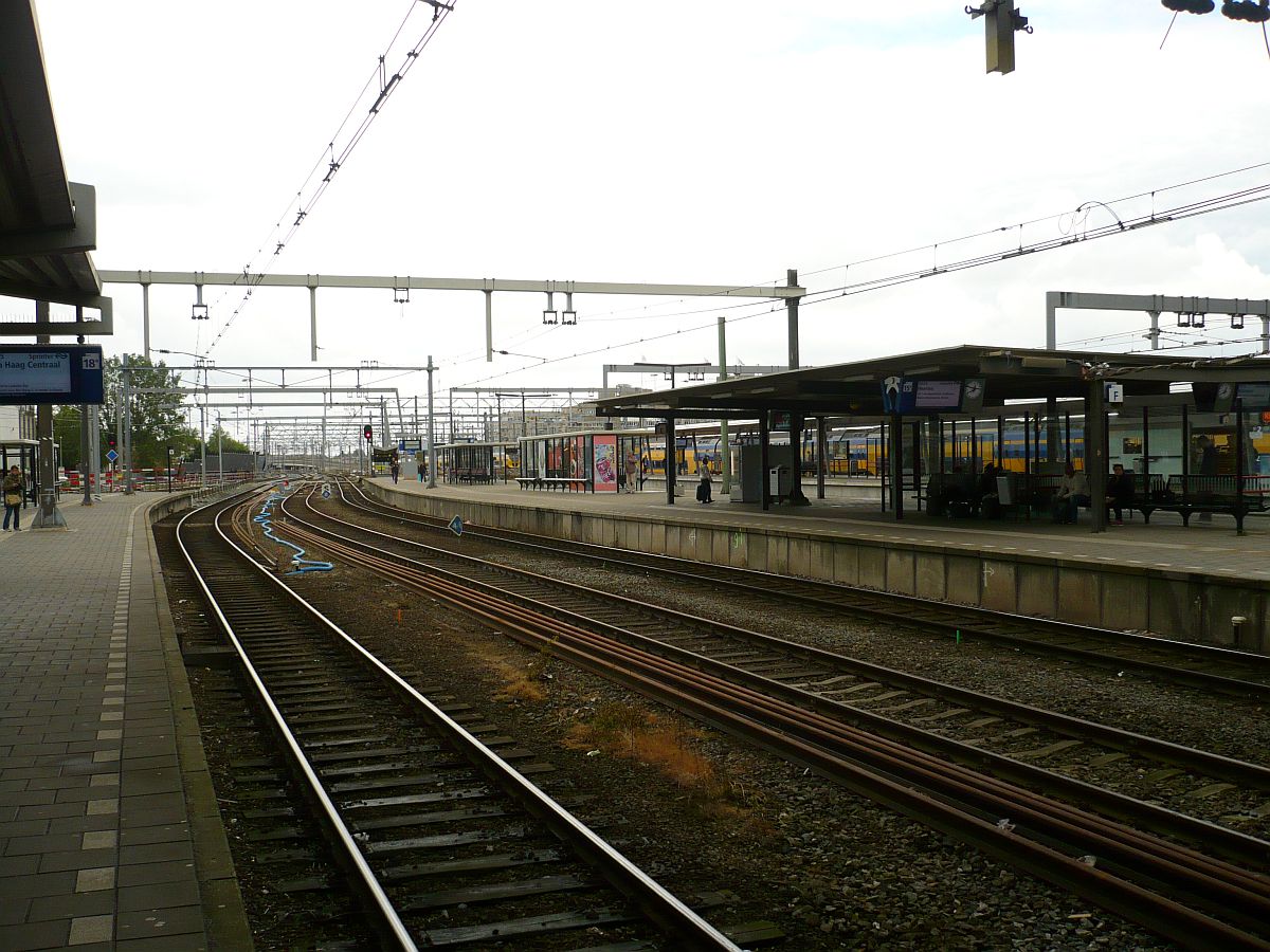 Gleis 15, 16 und 18 Utrecht Centraal Station 19-06-2015.

Spoor 15, 16 en 18 Utrecht Centraal Station 19-06-2015.
