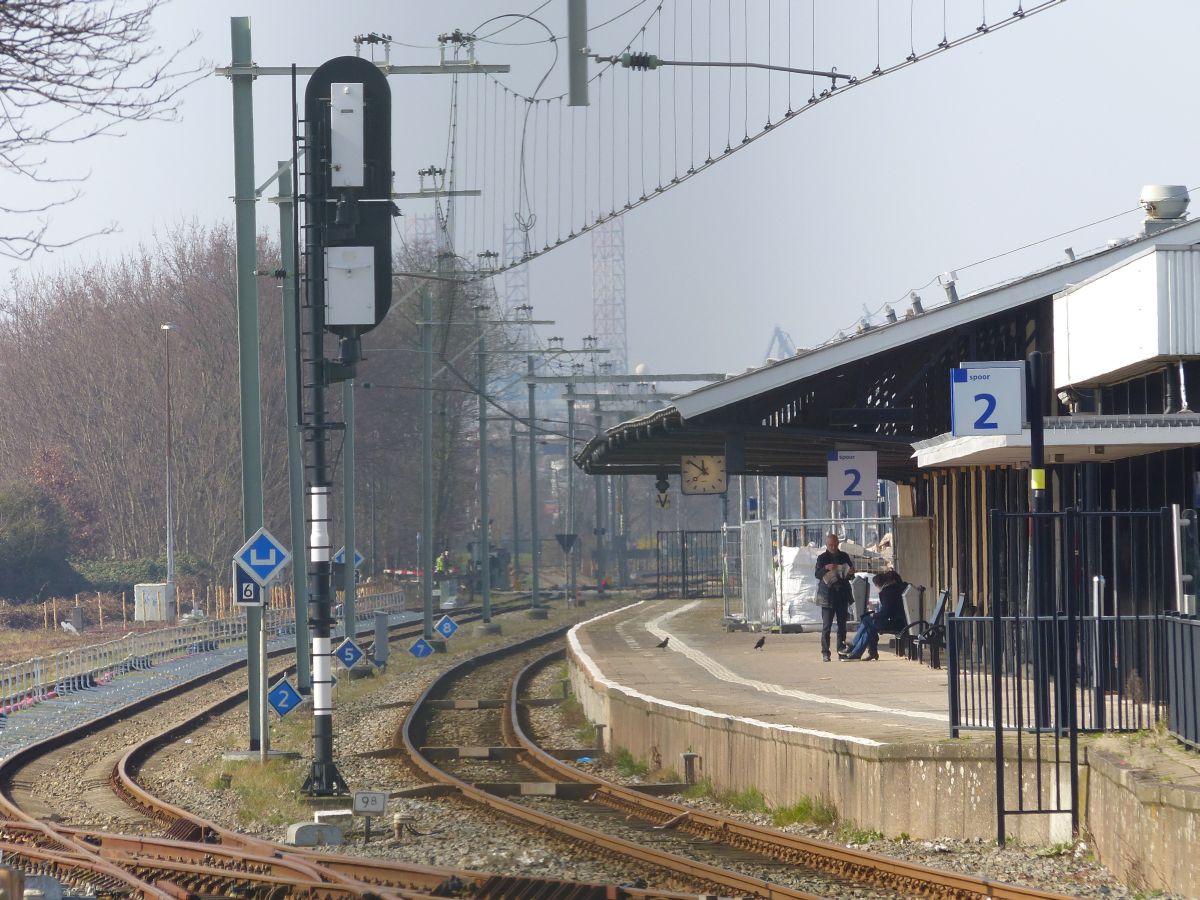 Gleis 2 und 3 station Vlaardingen Centrum 16-03-2017.

Spoor 2 en 3 station Vlaardingen Centrum 16-03-2017.