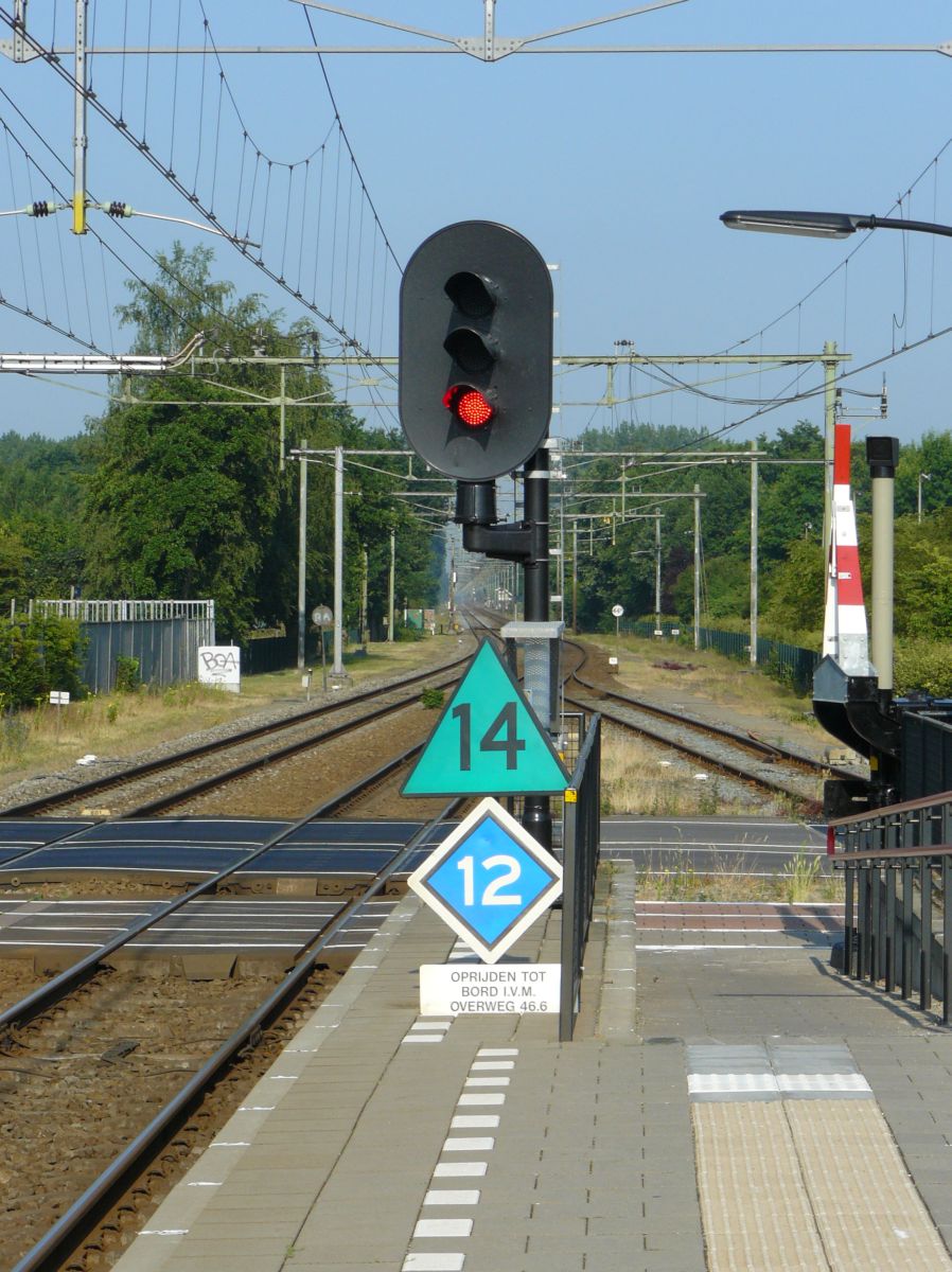 Gleis 2 bei Bahnbergang Odijkerweg. Bahnhof Driebergen-Zeist 03-07-2015.

Sein nummer 102 spoor 2 bij de overweg Odijkerweg. Station Driebergen-Zeist 03-07-2015.