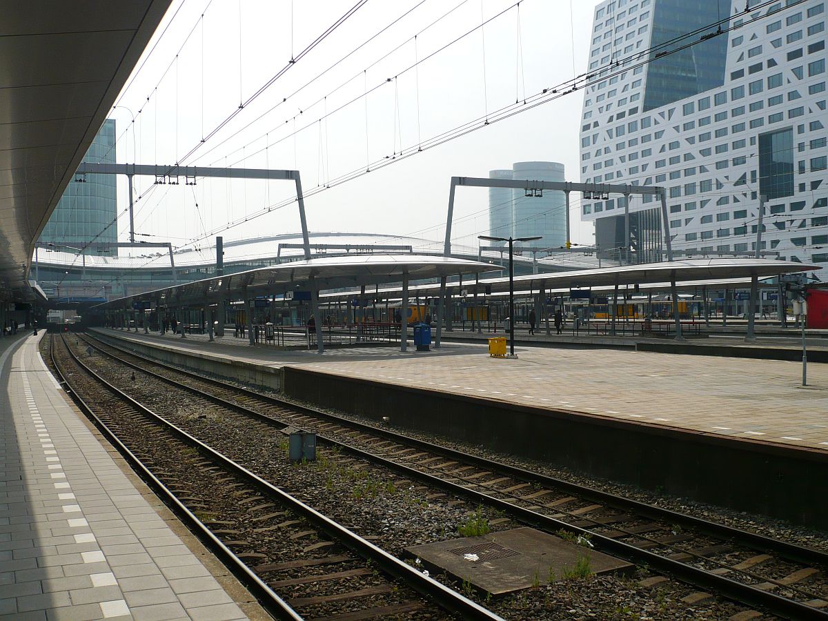 Gleis 4 und 5 Utrecht Centraal Station 24-04-2015.

Spoor 4 en 5 Utrecht Centraal Station 24-04-2015.