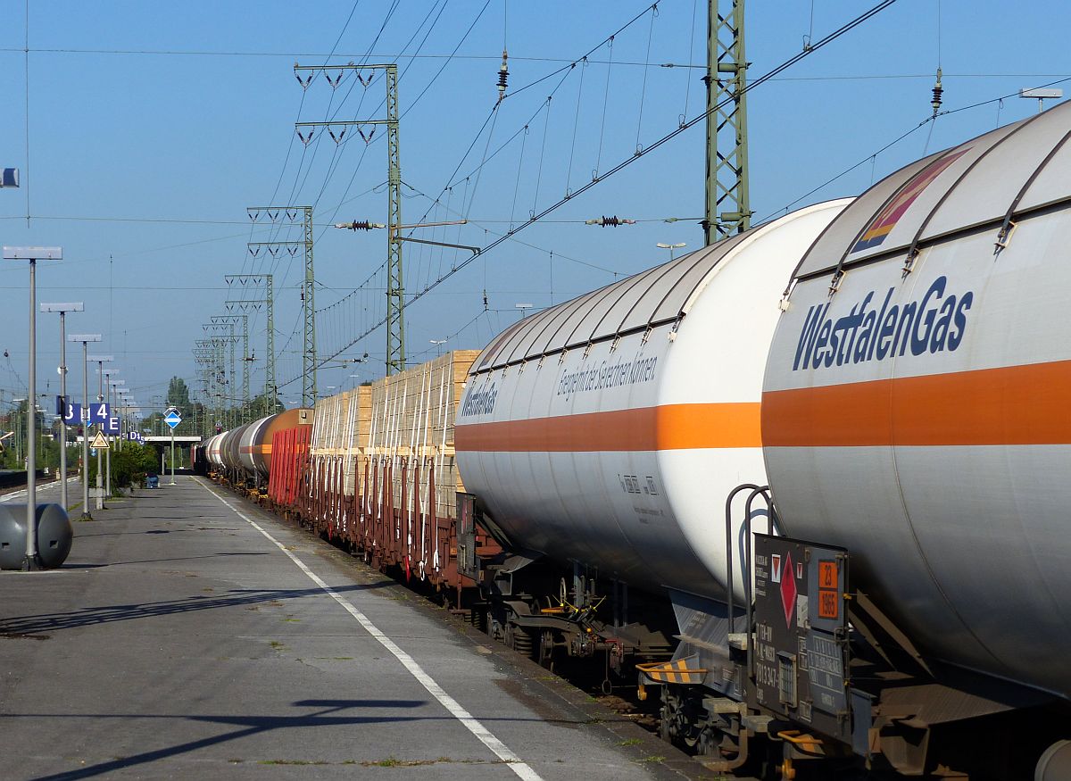 Gleis 4 Gterzug in Emmerich am Rhein 11-09-2015.


Bonte goederentrein langs het perron op spoor 4 in Emmerich 11-09-2015.